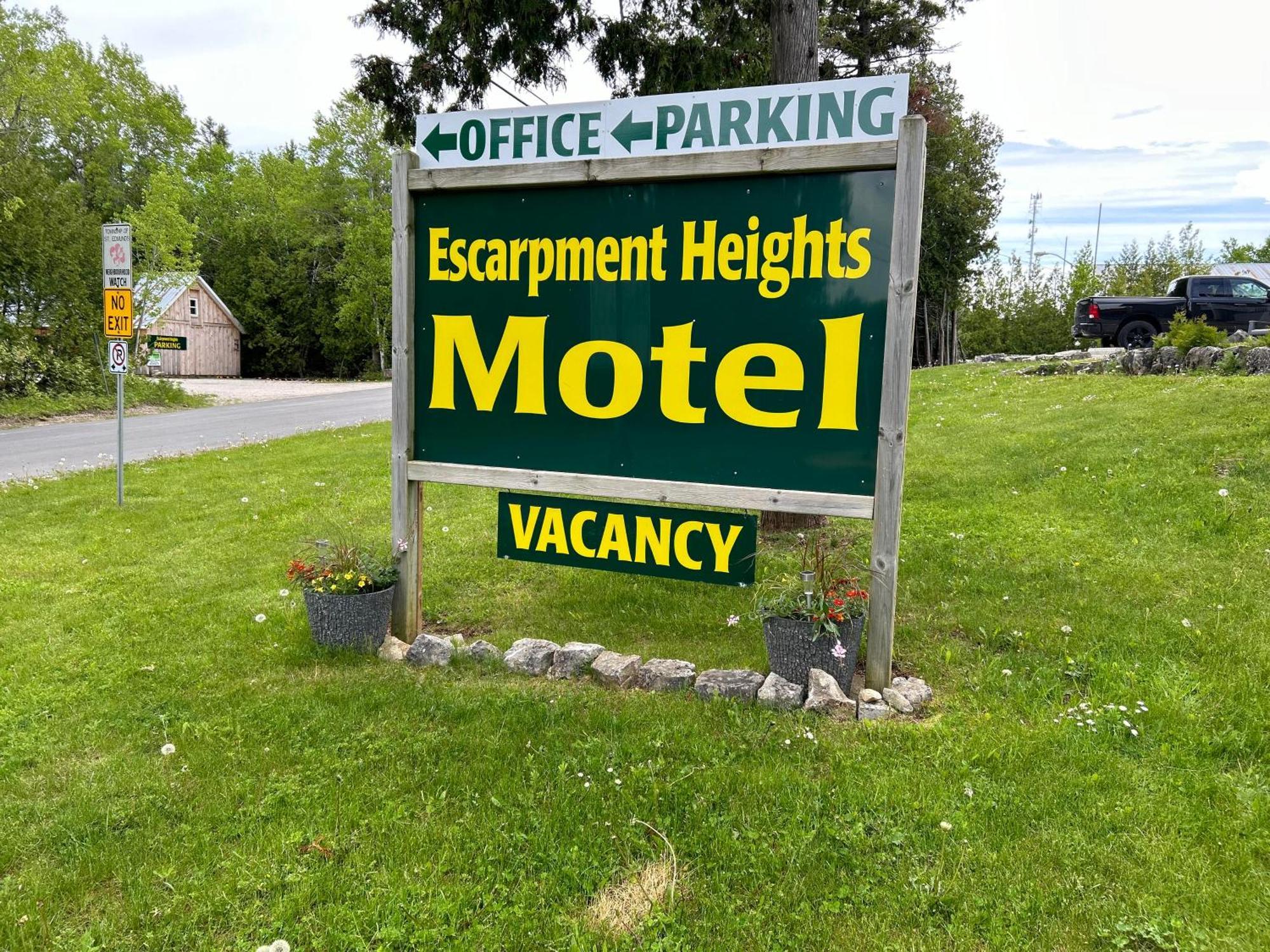 Escarpment Heights Motel Tobermory Exterior photo